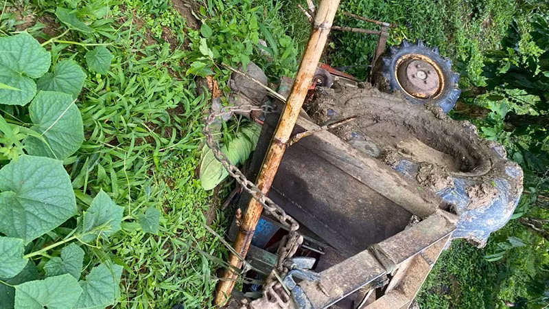 Hiện trường lật máy cày khiến thanh niên làm thuê thiệt mạng.