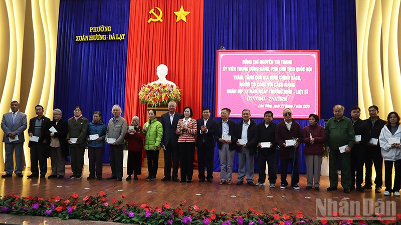 Phó Chủ tịch Quốc hội Nguyễn Thị Thanh trao tặng 100 phần quà trong tổng 500 phần quà cho thương binh, bệnh binh, thân nhân liệt sĩ và người có công với cách mạng, phường Xuân Hương-Đà Lạt nói riêng và tỉnh Lâm Đồng nói chung. ndo_br_a.jpg