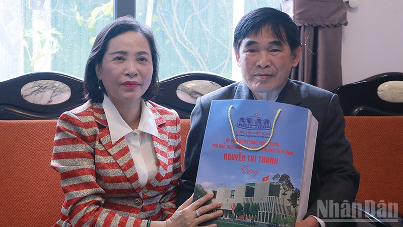 Phó Chủ tịch Quốc hội Nguyễn Thị Thanh thăm, tặng quà thương binh Đào Ngọc Tiềm ở phường Cam Ly-Đà Lạt, tỉnh Lâm Đồng. ndo_br_2.jpg