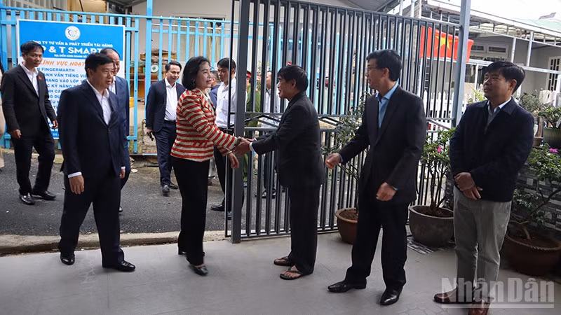 Phó Chủ tịch Quốc hội Nguyễn Thị Thanh thăm, tặng quà gia đình chính sách tại Lâm Đồng.