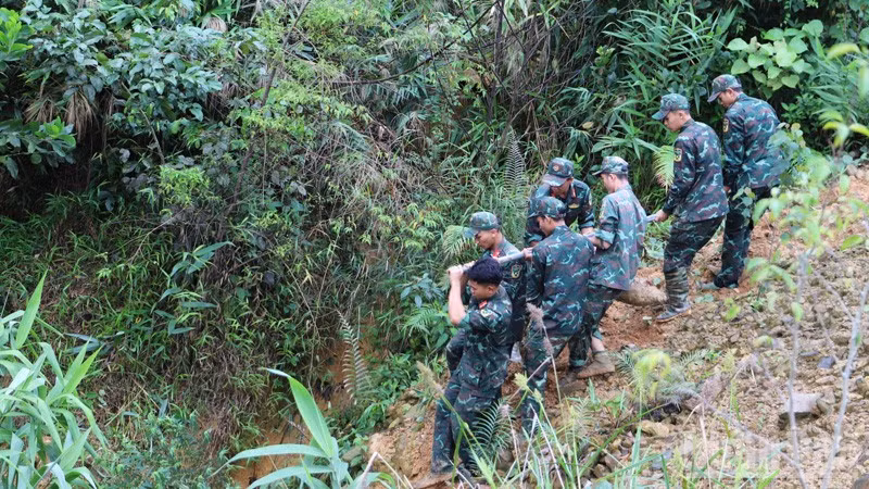 Lực lượng Công binh di chuyển bom đến địa điểm hủy nổ.