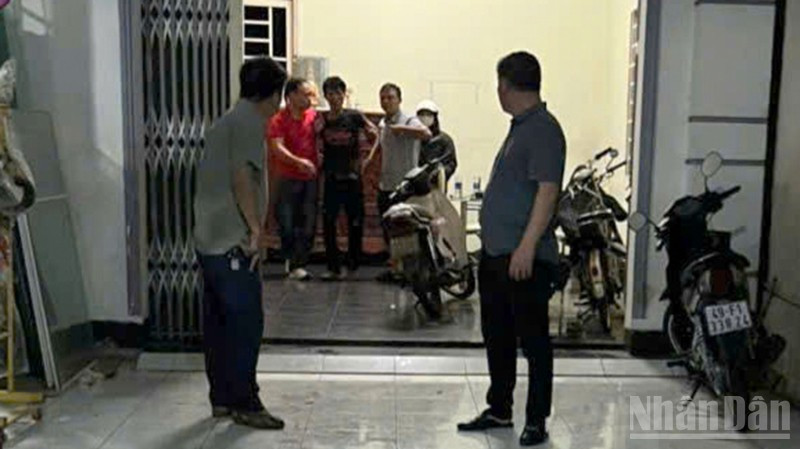 Lực lượng công an khống chế, bắt giữ Nguyễn Văn Nhân, giải thoát an toàn cho nạn nhân.