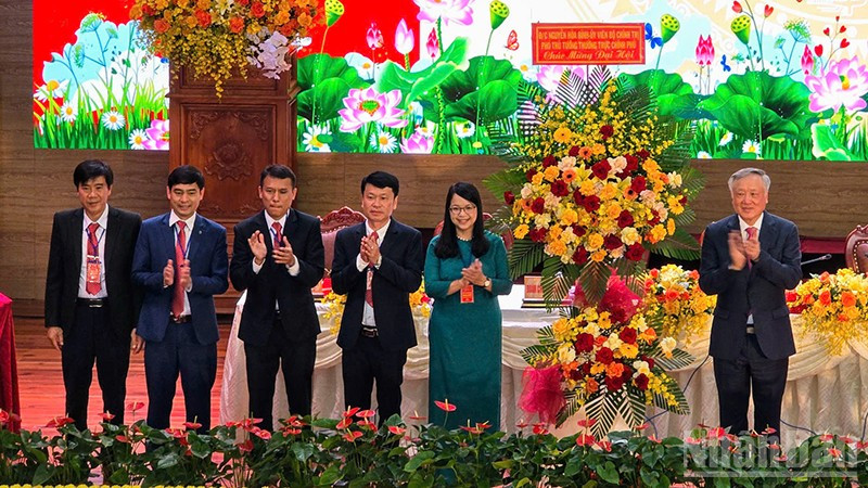 Phó Thủ tướng Thường trực Chính phủ Nguyễn Hòa Bình tặng hoa chúc mừng Đại hội. ndo_br_04.jpg