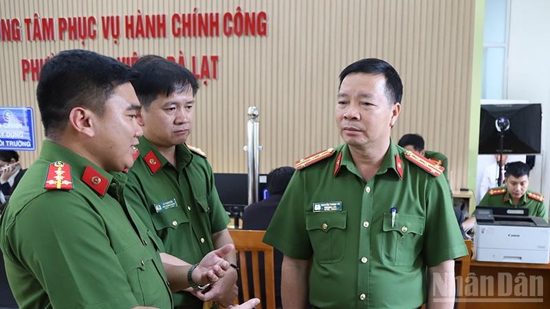Phó Giám đốc Công an tỉnh Lâm Đồng, Đại tá Nguyễn Tường Vũ (bên phải), kiểm tra tại điểm tiếp nhận đổi thẻ đảng viên ở Trung tâm hành chính công phường Lâm Viên-Đà Lạt, tỉnh Lâm Đồng. ndo_br_2.jpg