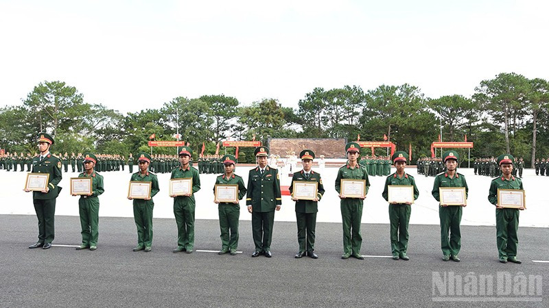 Học viện Lục quân tặng giấy khen cho 10 cá nhân hoàn thành tốt nhiệm vụ chiến sĩ mới. ndo_br_ee.jpg