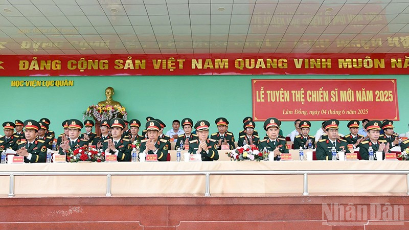 Các đại biểu tham dự Lễ tuyên thệ chiến sĩ mới. ndo_br_nnnn.jpg