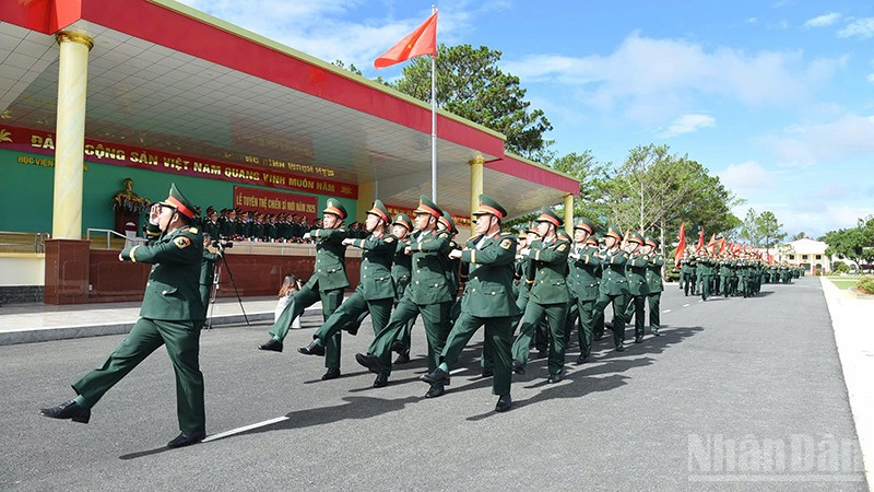 Duyệt đội ngũ tại Lễ tuyên thệ chiến sĩ mới. ndo_br_ww.jpg