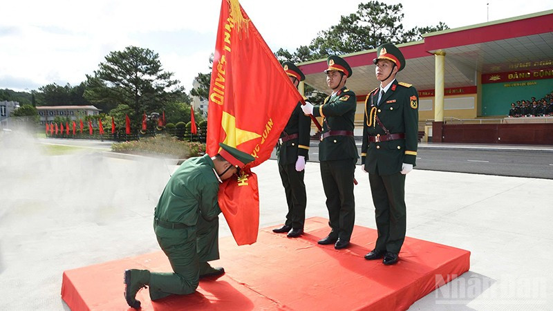 Chiến sĩ mới thực hiện nghi thức tuyên thệ tại buổi lễ. ndo_br_qq.jpg