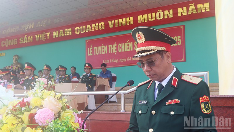 Thiếu tướng Đỗ Anh Tuấn, Phó giám đốc Học viện Lục quân phát biểu tại buổi lễ. ndo_br_lll.jpg