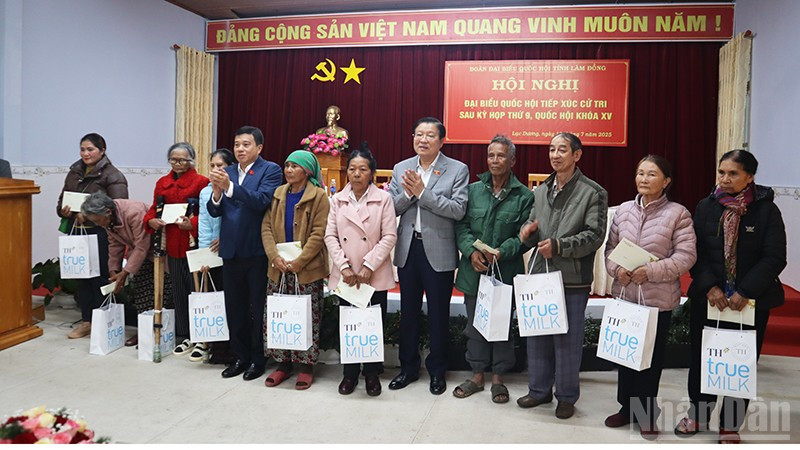 Đồng chí Phan Đình Trạc và Đoàn đại biểu Quốc hội tỉnh Lâm Đồng trao 20 phần quà tặng các gia đình chính sách tiêu biểu và hộ nghèo trên địa bàn xã Lạc Dương. ndo_br_a.jpg