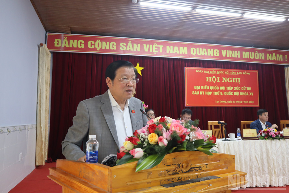 Đồng chí Phan Đình Trạc phát biểu ý kiến tại buổi tiếp xúc cử tri xã Lạc Dương, tỉnh Lâm Đồng. ndo_br_img-8450.jpg
