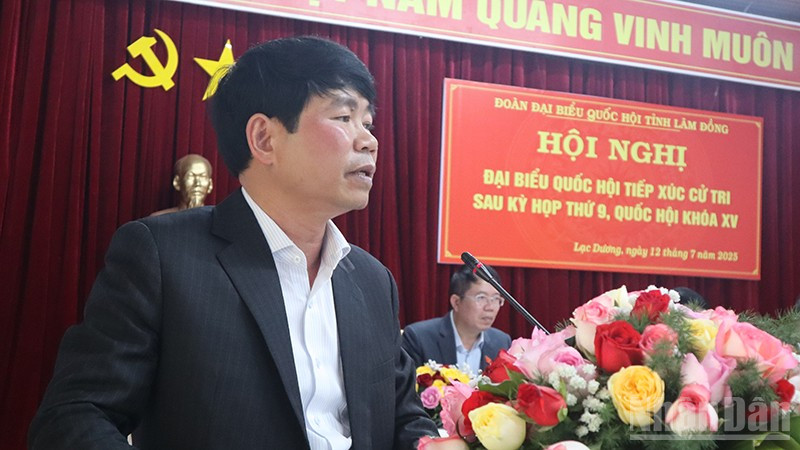 Chủ tịch Ủy ban nhân dân xã Lạc Dương Bùi Quốc Huân tiếp thu, giải trình ý kiến cử tri. ndo_br_q.jpg