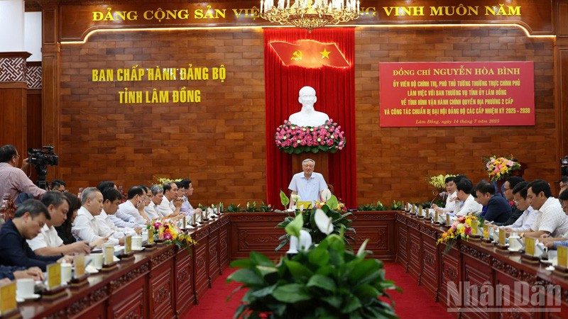 Quang cảnh buổi làm việc.