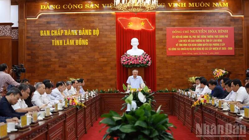 Quang cảnh buổi làm việc.