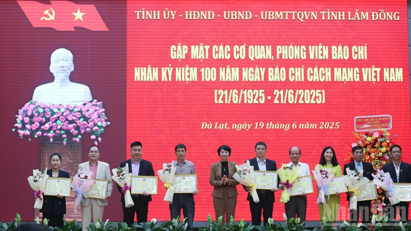 Vinh danh tác giả, nhóm tác giả đạt giải báo chí tỉnh Lâm Đồng lần thứ XXI năm 2025. ndo_br_1.jpg