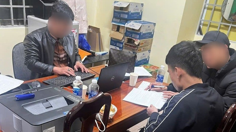 Lực lượng công an làm việc với Trần Phước Vĩnh. 3.jpg