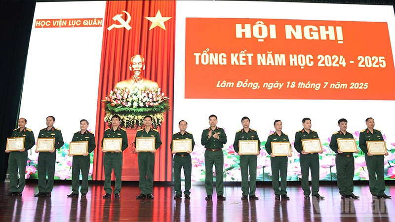 Đảng ủy Học viện tặng Giấy khen các tập thể, cá nhân, hoàn thành xuất sắc nhiệm vụ năm học. ndo_br_8.jpg