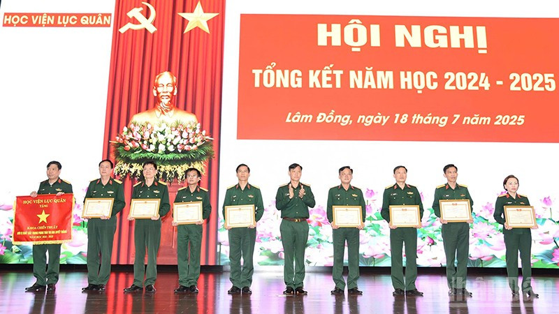Nhiều tập thể, cá nhân Học viện Lục quân được biểu dương, khen thưởng về thành tích năm học. ndo_br_5.jpg