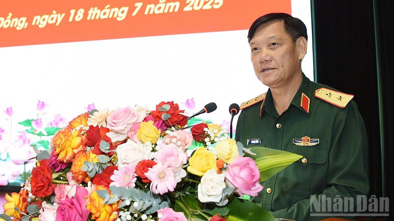 Trung tướng Đỗ Minh Xương, Giám đốc Học viện phát biểu tại hội nghị tổng kết năm học. ndo_br_6.jpg