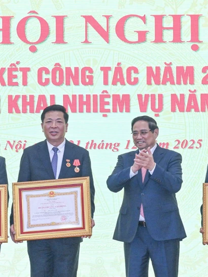 Thủ tướng Phạm Minh Chính trao tặng Huân chương Lao động các hạng cho các lãnh đạo Bộ Xây dựng. 