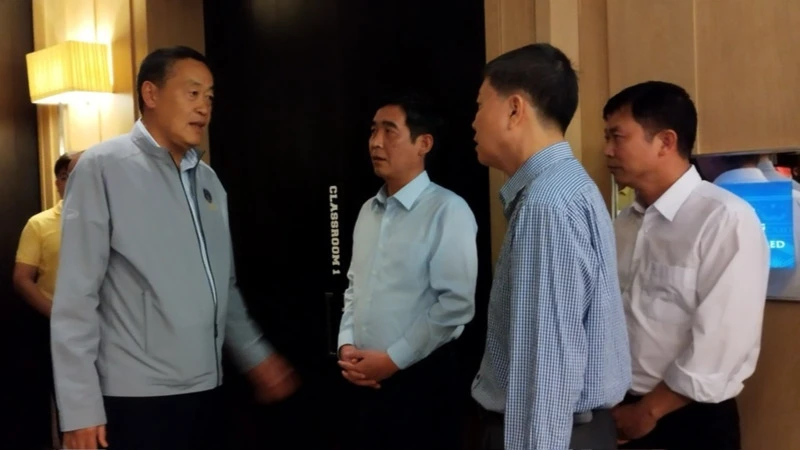 Thủ tướng Thái Lan Srettha Thavisin (bìa trái) và Đại sứ Việt Nam Phạm Việt Hùng cùng đoàn công tác Đại sứ quán tại khách sạn Grand Hyatt Erawan. (Nguồn: Đại sứ quán Việt Nam tại Thái Lan) 