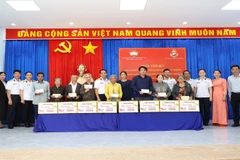 Tặng quà các gia đình có hoàn cảnh khó khăn. (Ảnh: CTV)