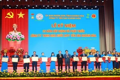 Các đơn vị, cá nhân Công ty Yến sào Khánh Hòa nhận Bằng khen của Ủy ban nhân dân tỉnh Khánh Hòa. (Ảnh: ĐÌNH LÂM) 