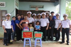 Đoàn công tác tặng quà cháu Tống Ngọc Phương Nghi nhân dịp năm học mới. (Ảnh: CTV HQ) 