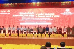 Hành trình lan tỏa tin yêu lần thứ 36 tặng quà gia đình chính sách, người có công với đất nước. (Ảnh: PHONG NGUYÊN) 