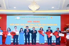 Lãnh đạo tỉnh Khánh Hòa tặng Bằng khen các điển hình tiên tiến. (Ảnh: PHAN TRUNG) 