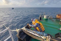 Cán bộ chiến sĩ tàu Trường Sa 10 tổ chức lai kéo tàu KH 92259TS. (Ảnh: CTV HQ)