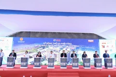 Thực hiện nghi thức động thổ và khởi công Dự án Nhà ở xã hội CT-01, Golden Square, Nha Trang. (Ảnh: MẠNH HÙNG) 