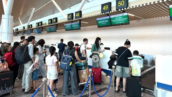 Hành khách làm thủ tục bay ở nhà ga T3 sân bay Tân Sơn Nhất. (Ảnh: VÕ LÊ)