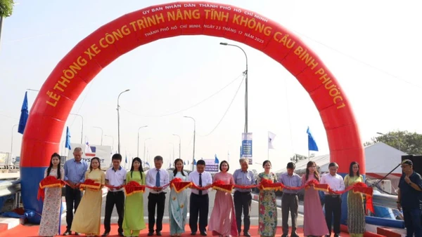 Sở Xây dựng Thành phố Hồ Chí Minh tổ chức thông xe Công trình nâng tĩnh không cầu Bình Phước 1 trên quốc lộ 1. (Ảnh: VÕ LÊ)