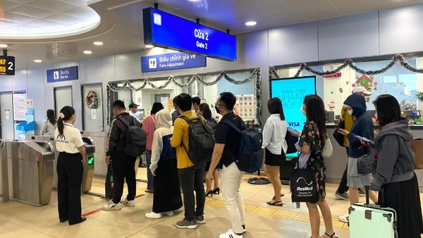 Hành khách mua vé và qua hệ thống kiểm soát đi Metro số 1 Bến Thành-Suối Tiên (ảnh: VÕ LÊ)