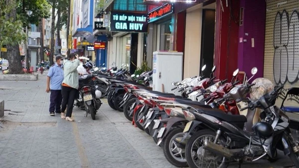 Vỉa hè được kẻ vạch để bảo đảm trật tự và chừa lối đi cho người đi bộ. (Ảnh: THẾ ANH)