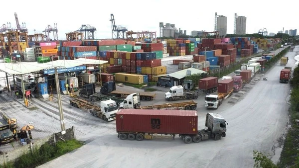 Chuyên chở hàng hóa ra vào cảng ở Thành phố Hồ Chí Minh (Ảnh: QUÝ HIỀN)