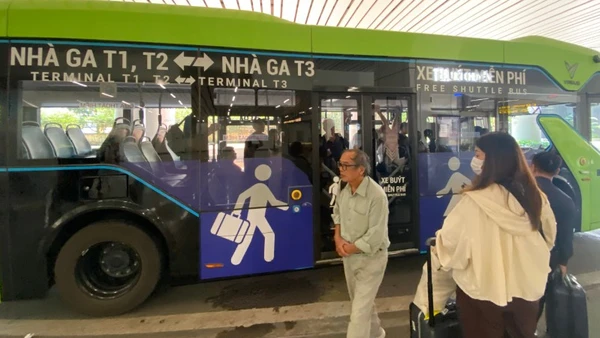 Dịp cuối năm, hành khách di chuyển bằng xe buýt khu vực sân bay Tân Sơn Nhất rất đông đúc. (Ảnh: QUÝ HIỀN)