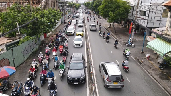 Thành phố Hồ Chí Minh thống nhất phương án mở rộng đường Nguyễn Tất Thành giúp giải tỏa ùn tắc tại cửa ngõ khu nam, tạo điều kiện đồng bộ hạ tầng ven sông Sài Gòn. (Ảnh: VÕ LÊ)