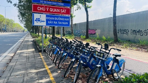 Bố trí xe đạp công cộng cho người dân sử dụng ở khu vực đường dành riêng cho xe đạp trên đại lộ Mai Chí Thọ. (Ảnh: VÕ LÊ)