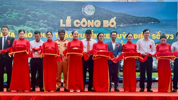 Tuyến xe buýt điện 173 (Trung tâm Côn Đảo-Cỏ Ống) chính thức vận hành ở đặc khu Côn Đảo từ ngày 25/12, giúp bảo vệ Côn Đảo "xanh", giảm phát thải. (Ảnh: VÕ LÊ)