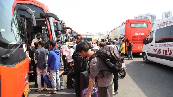 Đến ngày 10/3, có 8 đơn vị vận tải chạy tuyến cố định thông báo điều chỉnh tăng giá trên 50 tuyến, với mức tăng từ 5% đến 36% do tác động từ chi phí nhiên liệu. (Ảnh: QUÝ HIỀN)