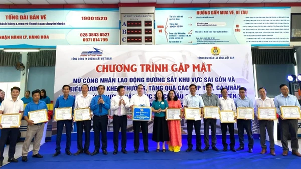 Tổng Liên đoàn Lao động Việt Nam và Tổng Công ty Đường sắt Việt Nam biểu dương, tặng quà cho các tập thể, cá nhân tham gia khắc phục sự cố cầu Ghềnh, sáng 13/3 (Ảnh: QUÝ HIỀN)