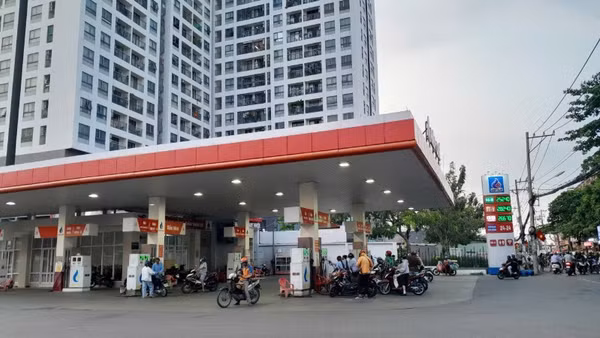 Hầu hết các cây xăng trên địa bàn Thành phố Hồ Chí Minh đã niêm yết giá xăng A95 trong chiều ngày 23/3 là 31.000 đồng/lít (ảnh: THẾ ANH)