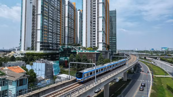 Tuyến Metro số 1 Bến Thành-Suối Tiên hiện khai thác vận hành cao hơn công suất. (Ảnh: THẾ ANH)
