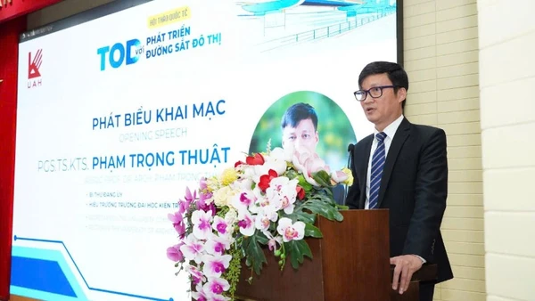 Hiệu trưởng Trường đại học Kiến trúc Thành phố Hồ Chí Minh Phạm Trọng Thuật nhìn nhận: Phát triển đô thị gắn với giao thông công cộng trở thành một chiến lược phát triển, đặc biệt với siêu đô thị Thành phố Hồ Chí Minh. (Ảnh: QUÝ HIỀN)
