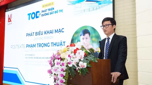 Hiệu trưởng Trường đại học Kiến trúc Thành phố Hồ Chí Minh Phạm Trọng Thuật nhìn nhận: Phát triển đô thị gắn với giao thông công cộng trở thành một chiến lược phát triển, đặc biệt với siêu đô thị Thành phố Hồ Chí Minh. (Ảnh: QUÝ HIỀN)