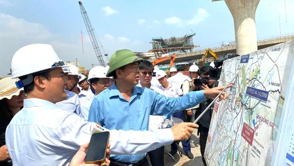 Bộ trưởng Xây dựng Trần Hồng Minh đi kiểm tra tiến độ dự án Vành đai 3 Thành phố Hồ Chí Minh, tại nút giao Tân Vạn (Ảnh: QUÝ HIỀN)