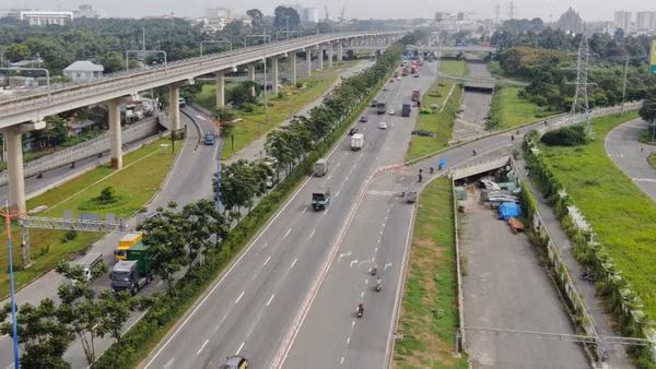 Đoạn xa lộ Hà Nội qua thành phố Thủ Đức (cũ), hiện đổi tên thành đường Võ Nguyên Giáp. (Ảnh: VÕ LÊ)