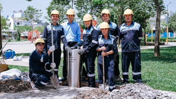 Công ty cổ phần Cấp nước Thủ Đức lắp đặt trụ nước uống tại vòi tại Công viên Phú Hữu, phường Long Trường. (Ảnh: QUÝ HIỀN)